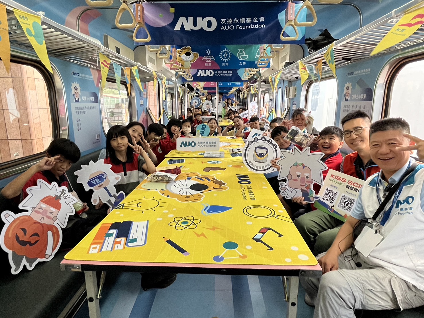 友達永續基金會參與「臺灣科普環島列車」，設計基礎科學車廂課程，以「淨零碳排和永續能源」為主題，讓學生透過創意實驗認識淨零知識，以及思考生活中的減碳行為