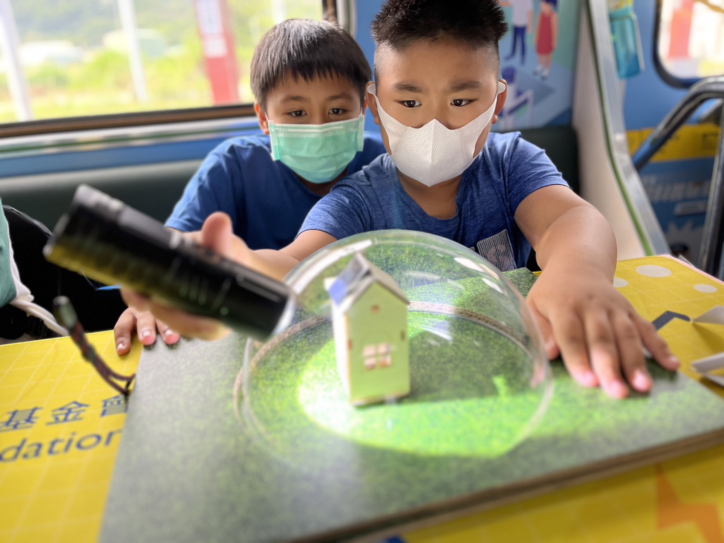 友達參與基礎科學主題車廂，以STEAM教學精神，設計「逐日科學家」、「太陽能工程師」以及「淨零建築師」三大能源科普課程和實驗