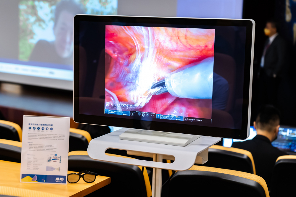 達擎於「國際大腸直腸外科論壇」中，成功導入達文西外接3D影像解決方案。透過達擎即時影像處理技術轉換為成1080p的高解析度畫質，將3D擬真畫面即時呈現於32吋4K 3D醫療顯示器