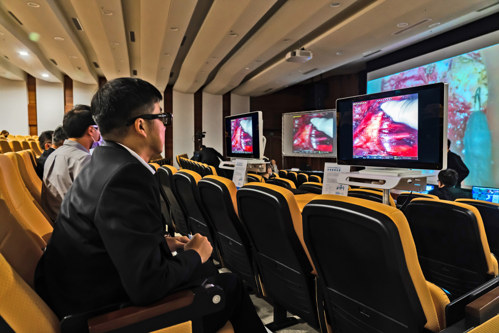 達擎之「達文西外接3D影像解決方案」，將達文西手術機器手臂的3D影像即時連線轉播，在會議室觀摩的醫師們只要戴上偏光眼鏡，就能與執刀醫師看到同步的3D立體影像，如臨操作台現場，縮短達文西手術的學習曲線