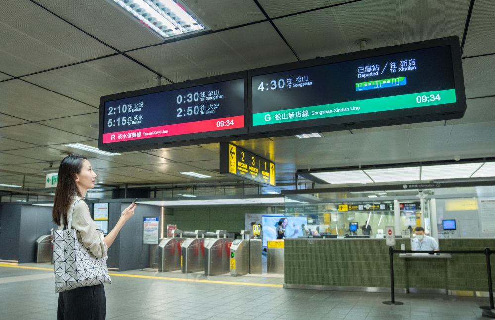 達擎TARTAN顯示器的特殊長條型比例非常適合空間與高度有限的大眾運輸場域應用，具備工業等級高品質、高亮度、高解析與高色彩飽和度等優勢，打造都會智能車站新風貌。