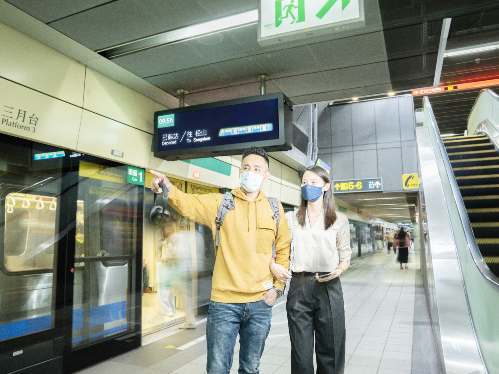 友達旗下達擎之客製化TARTAN顯示器，於台北捷運中山站亮相。以獨特長條型比例與高畫質特色，為台北捷運站帶來嶄新的都會車站風貌