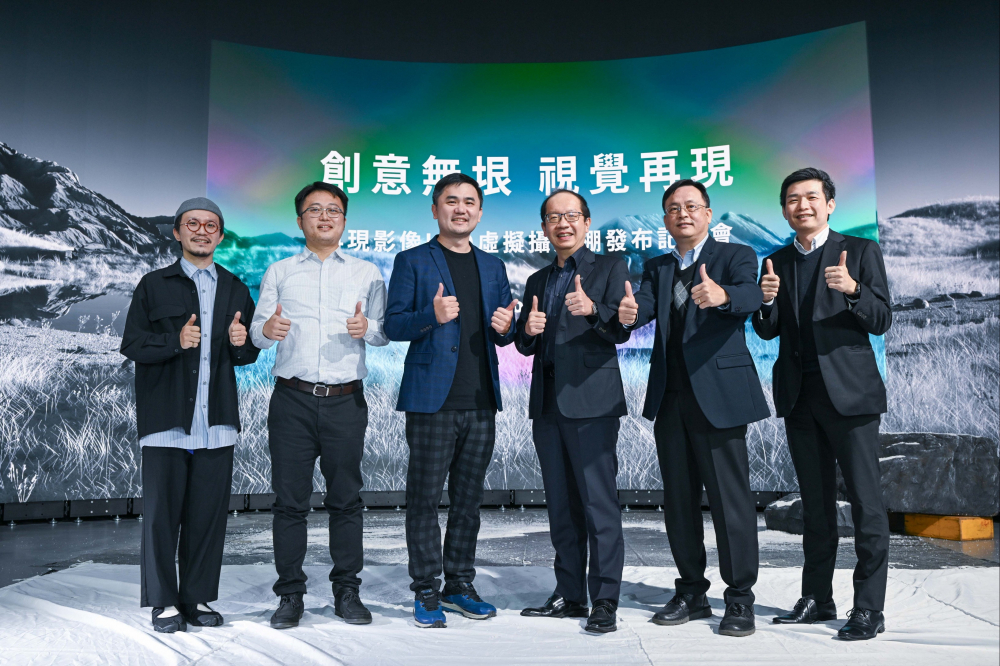 友達光電與再現影像攜手，於中影製片廠建置全台首座提供嶄新一站式整合服務的LED虛擬製作攝影棚（圖左至右：再現影像視覺總監郭憲聰、再現影像營運總監黃棨雋、再現影像藝術總監與導演紀柏舟、友達光電技術長廖唯倫、友達光電系統設計製造服務事業總部副總經理曾天龍、友達光電系統產品事業資深處長蘇聖倫）