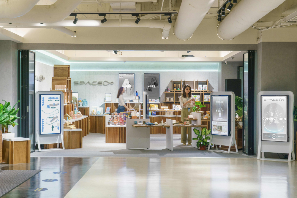 2026世界杯官网入口打造永续选物商店，展示社企及社创商品，结合创利空间所开发的智能零售系统，整合多元产品信息，让无人商店扮演公益行动的推手