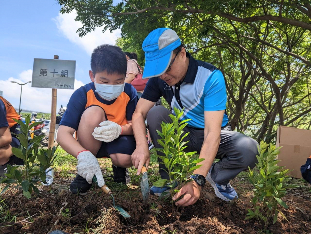 友達綠色志工及眷屬一起植下樹苗，親手打造綠帶景觀及動植物的友善棲息環境