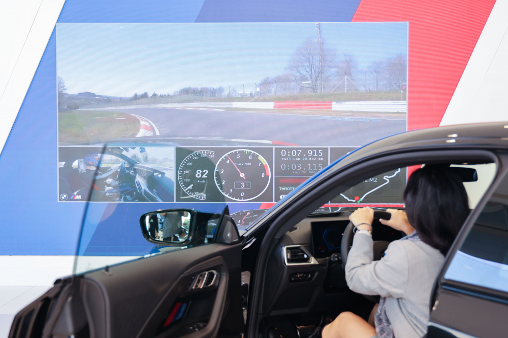 顧客按下虛擬Engine Start按鈕，啟動預選車款的引擎聲浪，螢幕同時呈現德國紐柏林賽道的試駕畫面，坐進車內一秒化身駕駛員馳騁奔騰