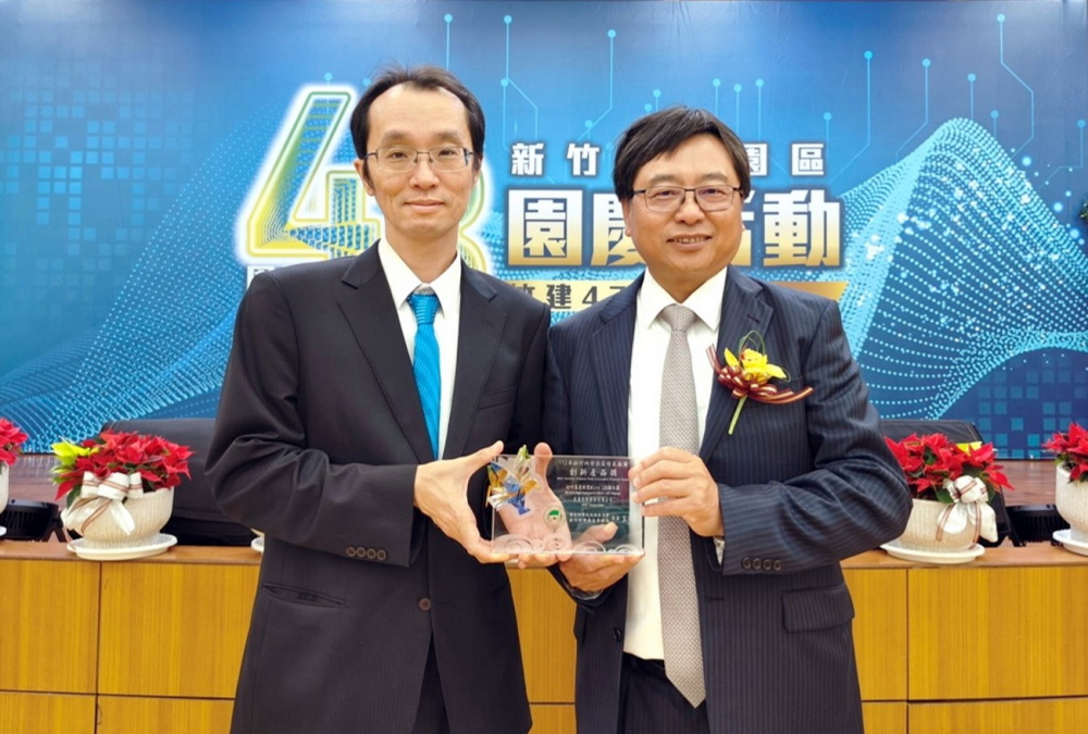 友達60吋高透明度Micro LED顯示器榮獲2023竹科創新產品獎，由友達光電顯示產品研發總部副總經理吳仰恩(左)代表領獎