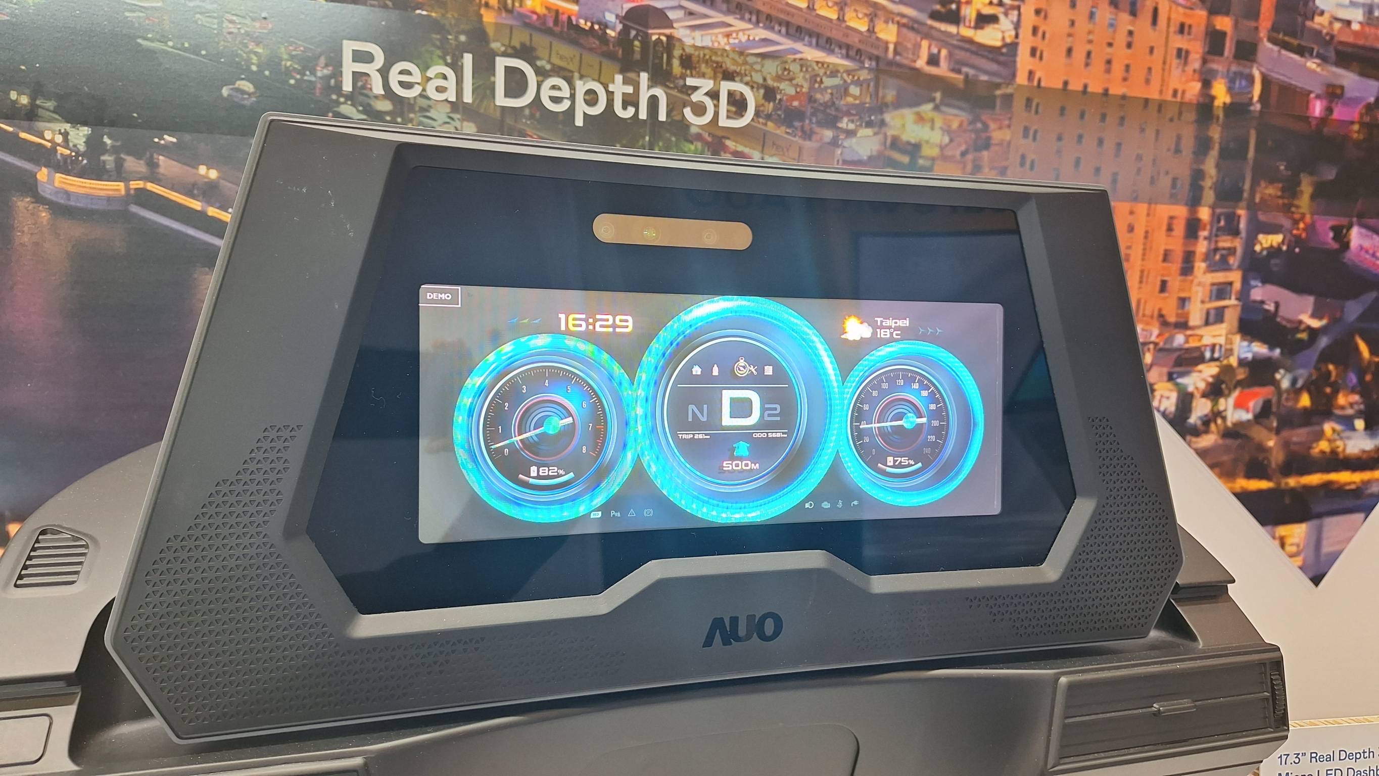2026世界杯官网入口的「裸眼3D Micro LED仪表板」将Micro LED与LCD技术整合成17.3吋显示器，打造令人惊艳的3D效果，同时具备DMS辨识系统，可侦测驾驶行为并进行安全预警。