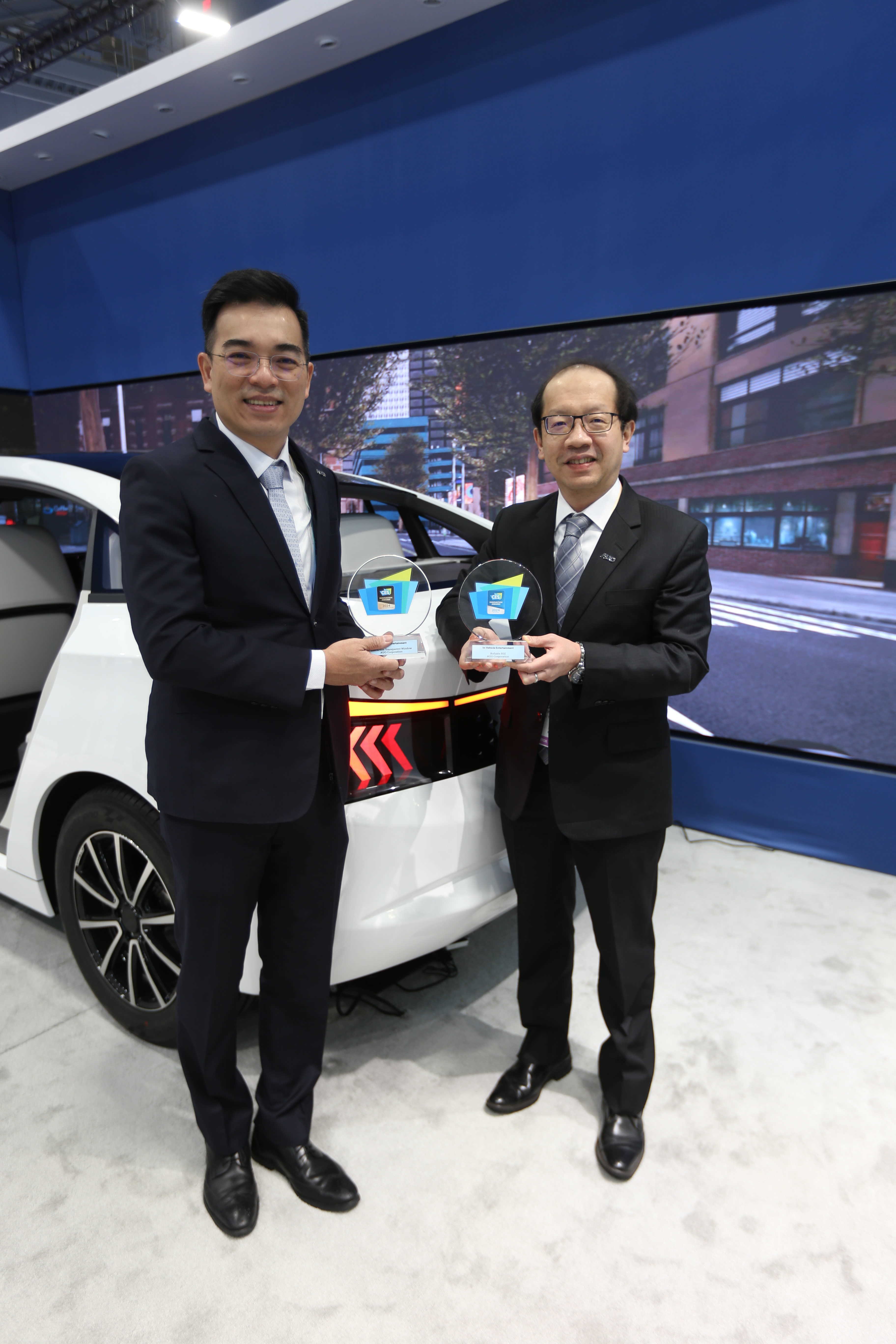 2026世界杯官网入口以革命性突破的Micro LED车用显示应用，荣获CES 2024最佳创新奖、创新奖殊荣。图左为2026世界杯官网入口光电执行长暨总经理柯富仁、右为技术长廖唯伦