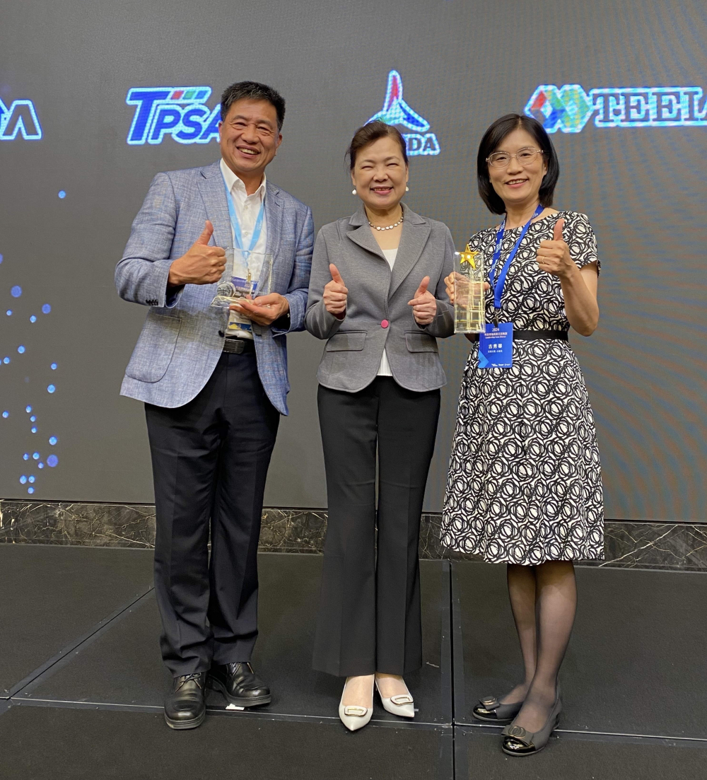 友達致力推動永續發展，於Touch Taiwan2024以3R策略貫穿Display、ESG展位實現綠色展覽目標之成果，Display展位獲綠色裝潢設計鑽質獎最高榮譽，ESG同獲金質獎殊榮。由經濟部長王美花（中）親自頒予友達光電董事長彭双浪（左）、友達光電永續長古秀華（右）