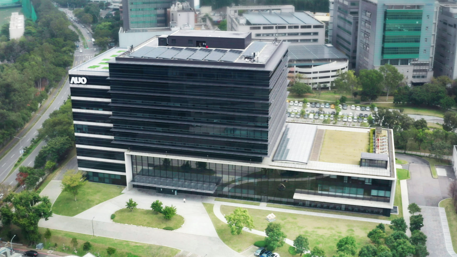 友達光電積極實踐永續作為，以「友達全球研發中心（Global Research Center，GRC）」總部大樓，通過ISO 14068-1:2023碳中和管理標準查證，並承諾於2030年實現台灣所有辦公據點均朝此目標邁進
