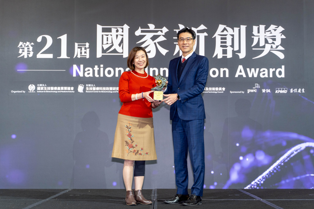 友達旗下子公司友達耘康與達擎分別以「中醫數位化檢測解決方案」及「寬視角3D醫療顯示器」獲得第二十一屆國家新創獎「智慧醫療與健康科技」類別的「企業新創獎」與「國家新創精進獎」兩項殊榮。圖左為衛生福利部政務次長林靜儀、圖右為友達光電智慧醫療事業群總經理廖世宏