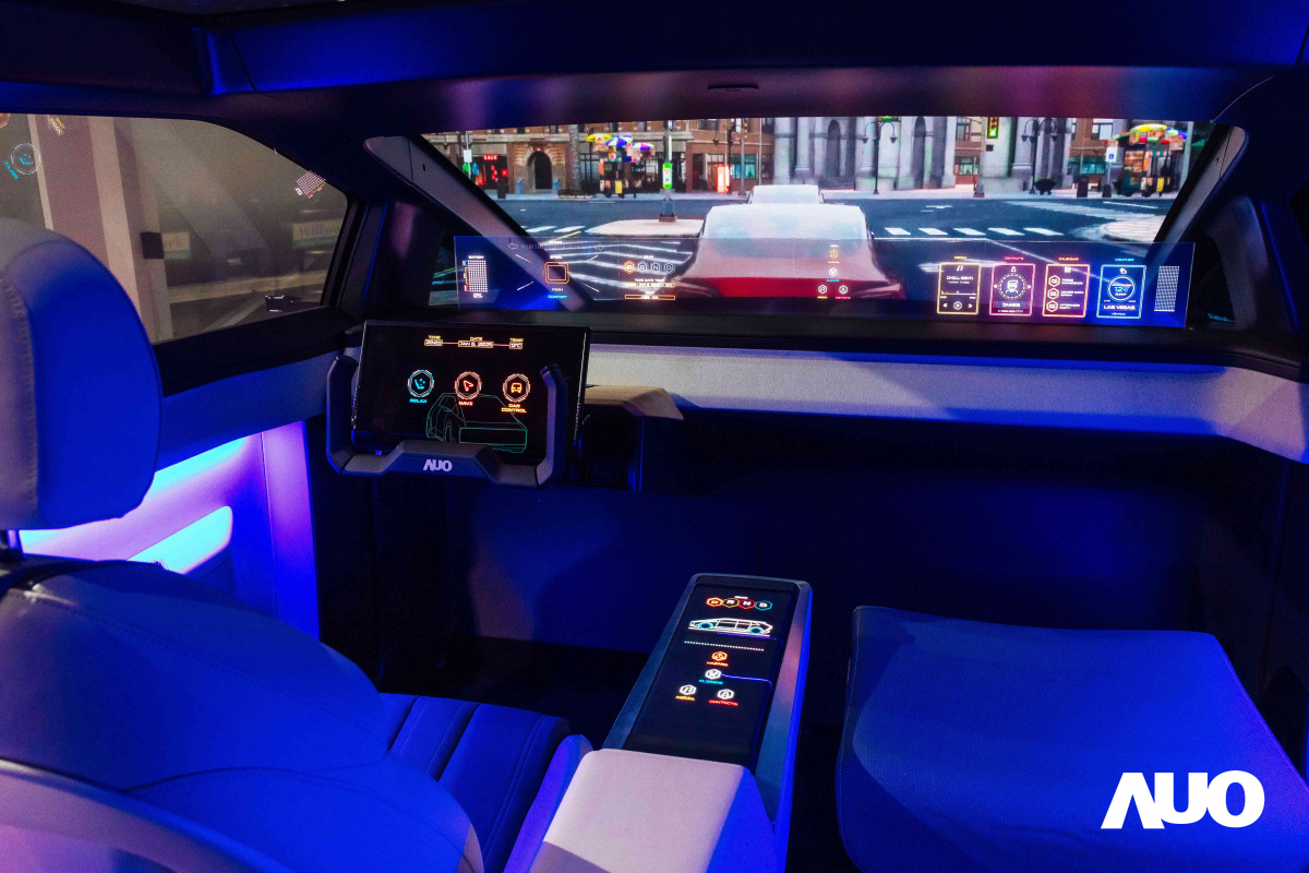 友達新一代智慧座艙Smart Cockpit 2025的Micro LED創新顯示應用中，47.5吋無界透明顯示介面與14.3吋多變形態中控顯示，兩項產品獲得2025智慧顯示應用大賞的智慧移動獎，提供全新的人機互動體驗