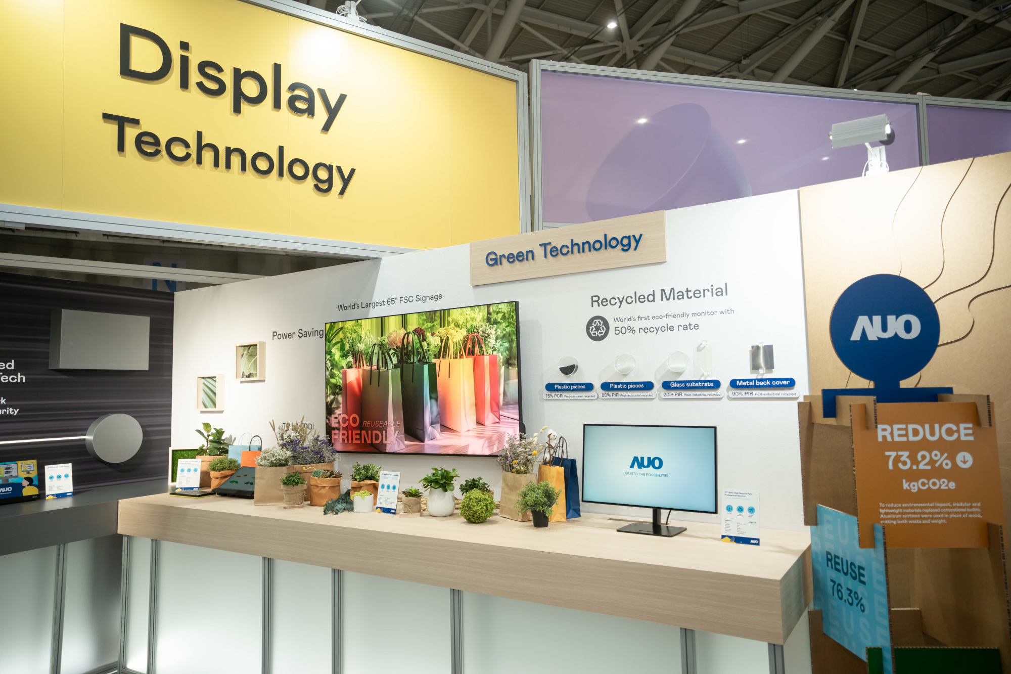 友達Touch Taiwan 2025雙展位再度獲etouch 綠色裝潢設計獎肯定；智慧顯示展位以鋁製模組系統取代傳統木作施作，並在相關裝潢物與設計使用可回收、可重複使用的材料，體現低碳與循環精神。