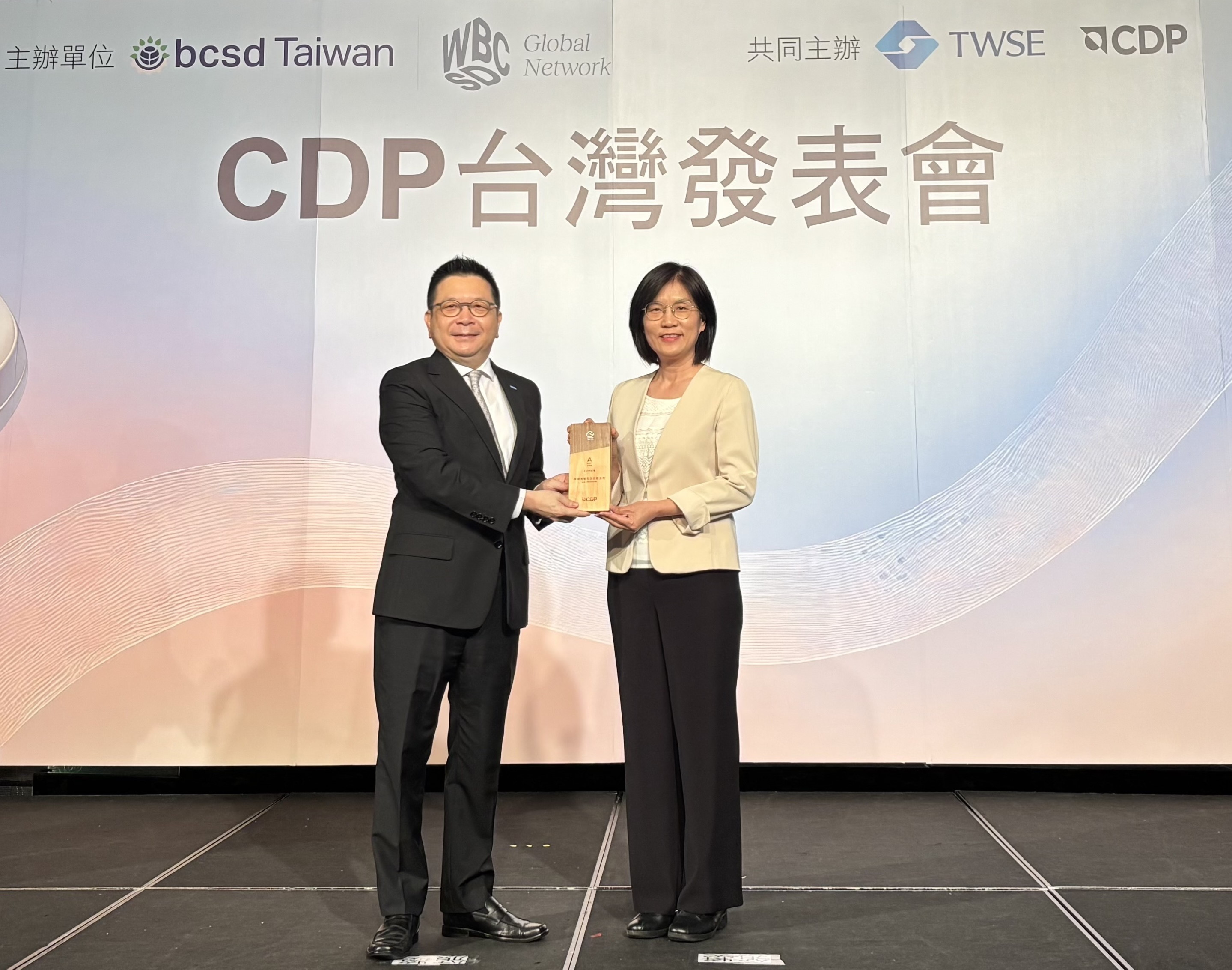 友達永續成果再獲國際評比肯定，獲頒CDP氣候與水資源雙項領導力評級。今由臺灣證券交易所董事長林修銘（左）頒獎，友達光電永續長古秀華（右）代表受獎