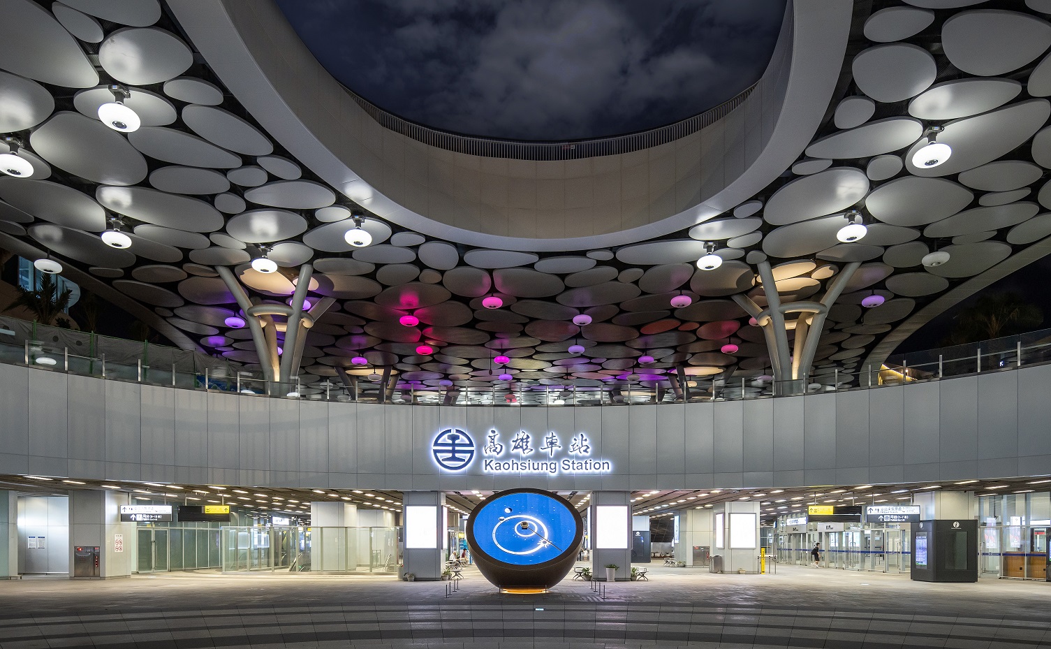 創利空間參與《高雄車站共感空間》公共藝術計畫，擔任視覺科技整合夥伴。於「看時間」天文鐘作品中提供技術指導，整合圓形LED鐘面與鐘體結構，在時間、天象星盤與空間氛圍間生動展演