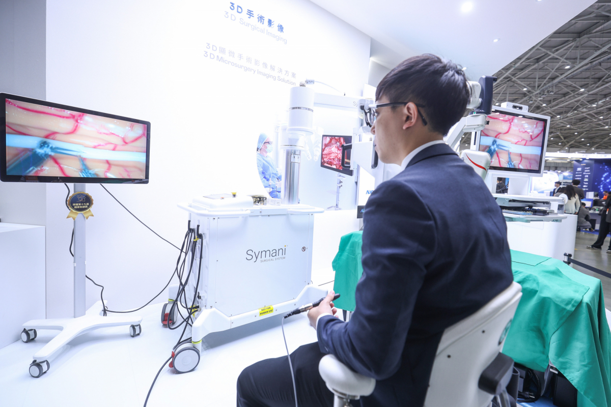 達擎推出「3D顯微手術影像解決方案」，將3D影像技術從腹腔內視鏡手術延伸至神經、血管、淋巴等高難度顯微手術，提供超清晰立體視野，協助醫療團隊在複雜手術中完成精準細膩操作。