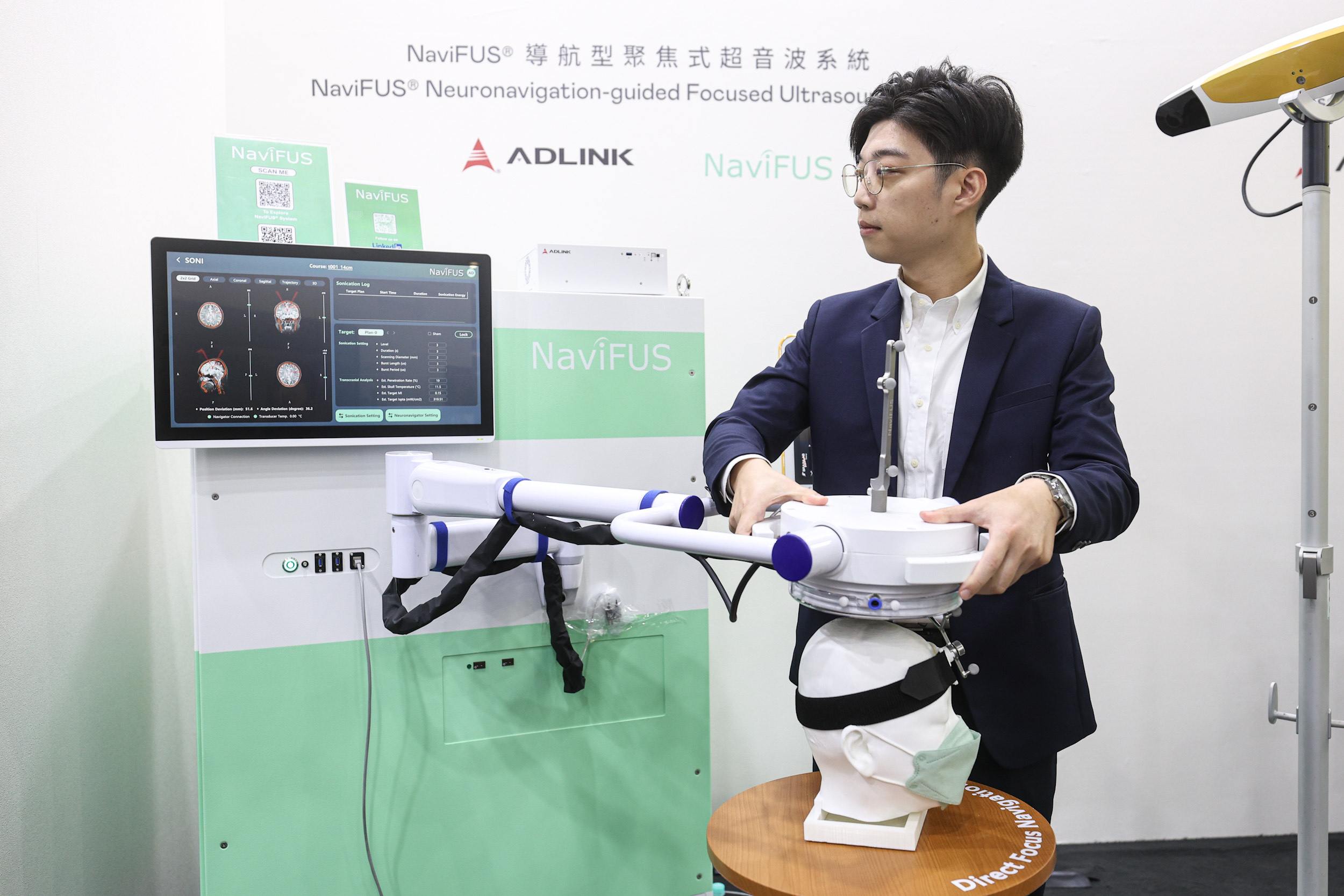 達擎攜手凌華科技與浩宇生醫合作的「NaviFUS&reg; 導航型聚焦式超音波系統」，以凌華醫療級邊緣運算平台為核心，結合光學導航與穿顱超音波技術，非侵入性將能量精準聚焦腦內病灶，可暫時開啟血腦屏障，提升藥物遞送與治療效果。