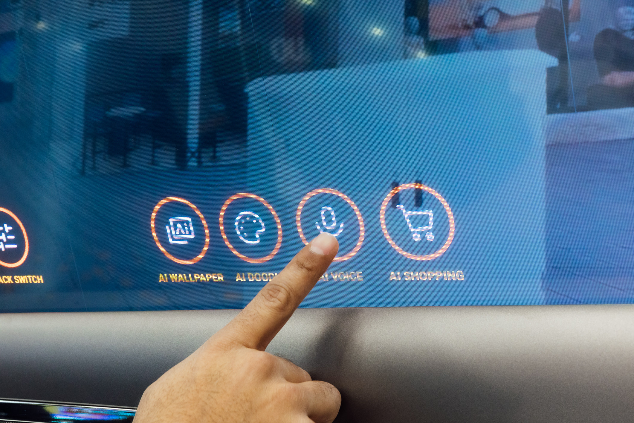 藉由友達智慧移動的車用AI運算方案，可驅動XR Interactive Window將車窗化身為串聯外界的世界之窗，並透過語音或手勢即可標記街景、購物點餐或進行互動娛樂。