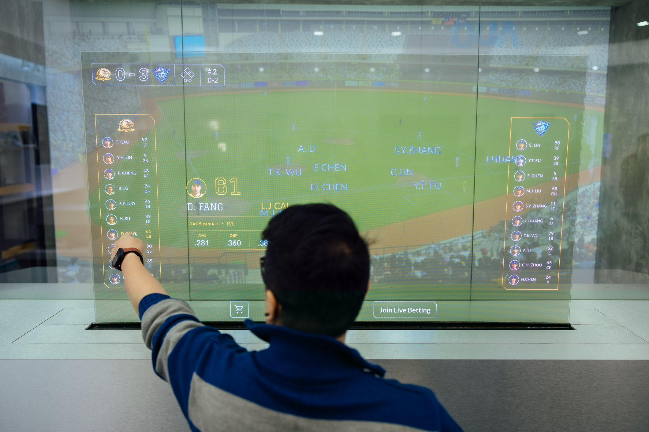 達擎64吋Sports AR Solution Sports AR解決方案結合即時運動賽事數據與互動內容，觀眾可透過Micro LED顯示器的透明特性，在觀看實體賽事的同時，同步於顯示螢幕上取得與實體球員及賽事對應的相關資訊，獲得專屬的沉浸式體驗，提升現場參與感。
